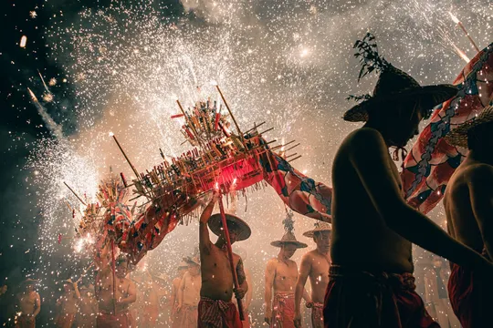 观看烟花的人群在节日