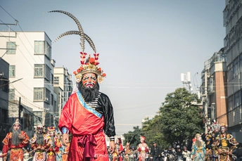 人们在节日游行中穿着盛装走下街道