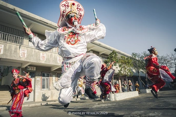 传统服装的舞者在建筑物前街上跳舞