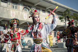 人们穿着传统服装在游行中表演舞蹈