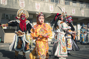 穿着传统服装的人们在游行中表演