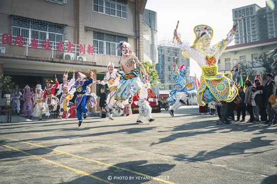 人们在游行中表演的舞者