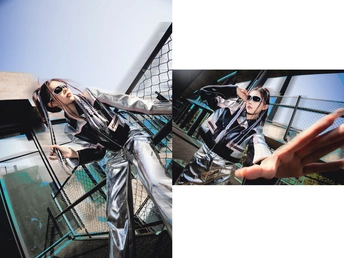 一张女人坐在银色椅子上的照片拼贴