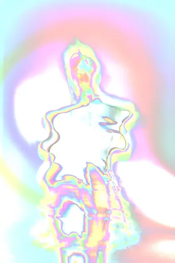 水中的一个女孩穿着裙子
