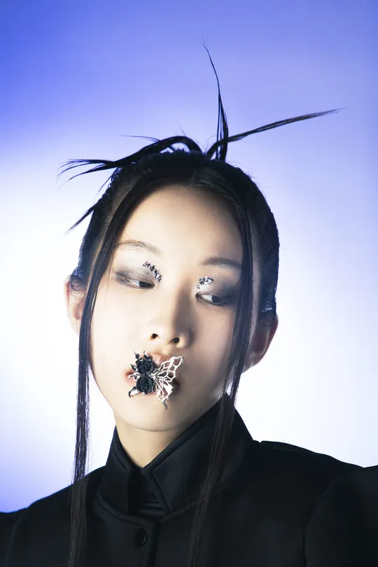 鼻子上带穿孔的女性