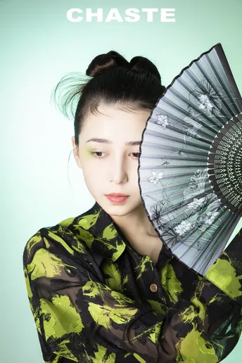 一位穿着和服的女子举着一把伞遮住脸