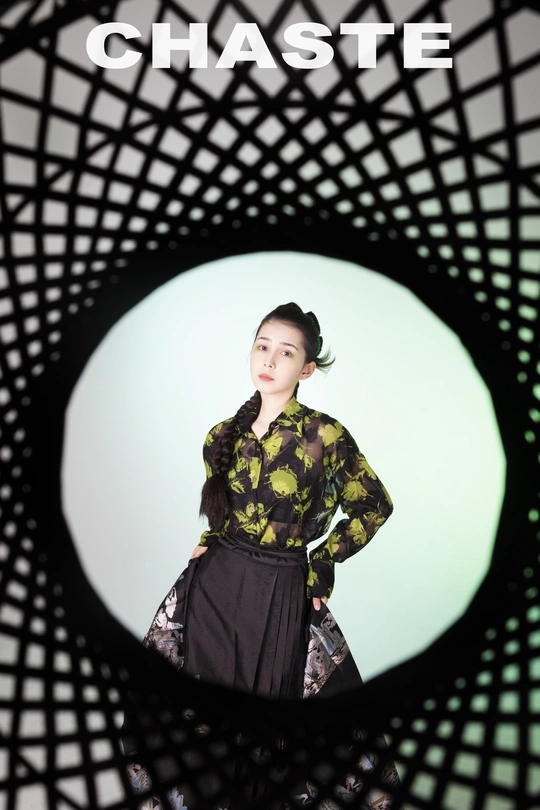 一位穿着黑白裙子的女士