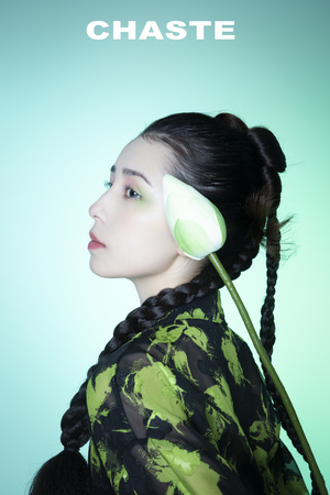 一位长发年轻女子戴着绿色耳机