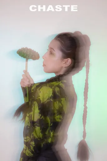 一位年轻女子持绿色毛笔的海报