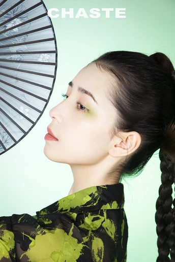 一位年轻女子穿着和服 举着伞挡在脸前
