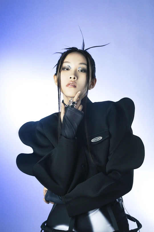一位戴黑色手套的女性将她的头发高高举起