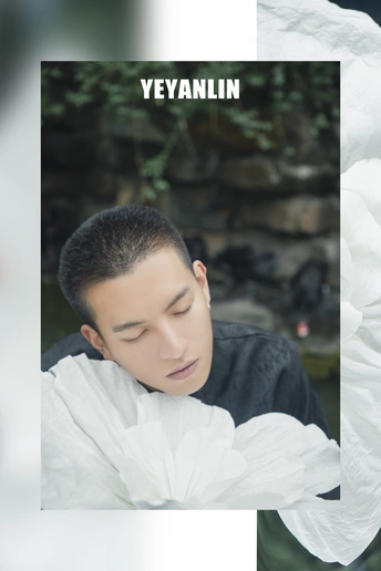 一张年轻男子穿着白衬衫前面有一朵花