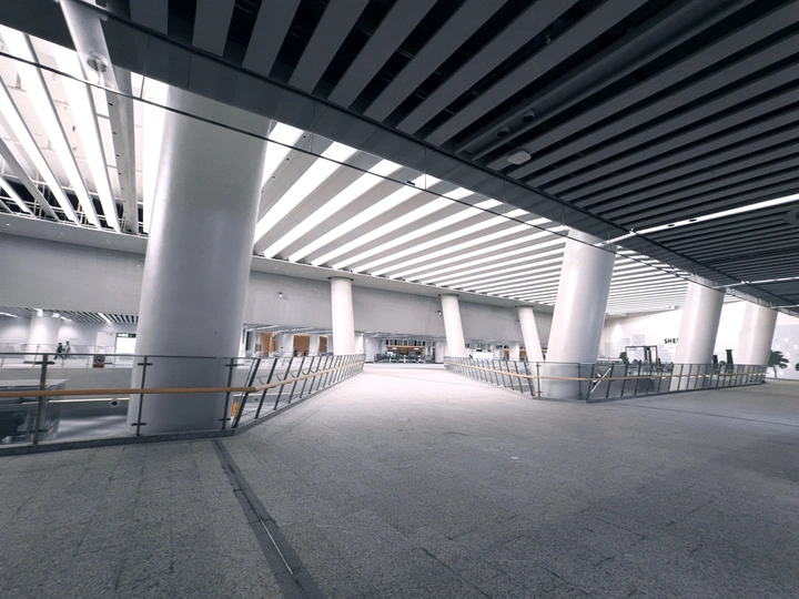 空荡荡的机场 天花板上有灯