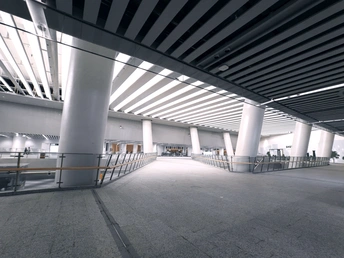 空荡荡的机场 天花板上有灯