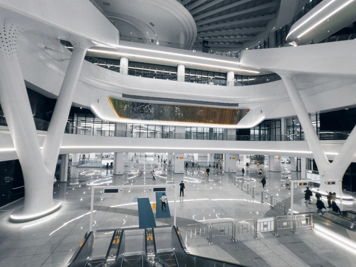 大型现代机场的内部