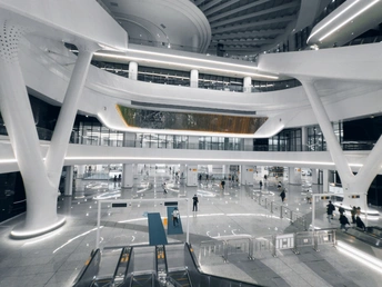 大型现代机场的内部