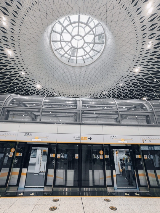 一个有大型穹顶的天车站