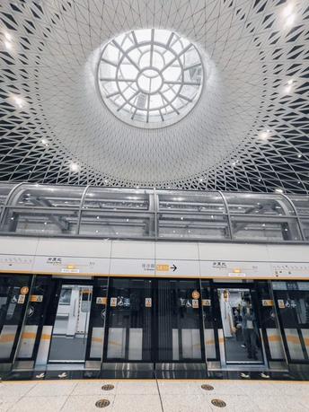 一个有大型穹顶的天车站