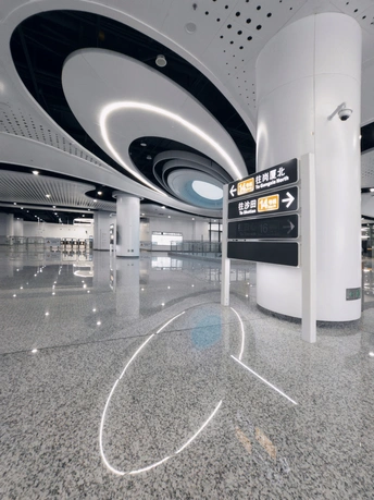 空荡荡的大楼 地板和天花板都很高