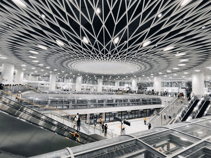 机场照片 人们在自动扶梯上