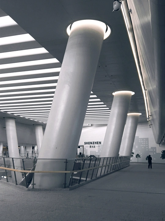 带有柱子和屋顶上的灯的大楼