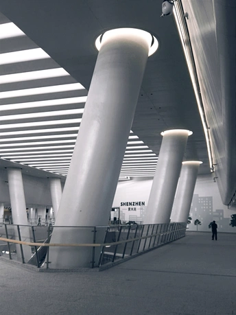 带有柱子和屋顶上的灯的大楼