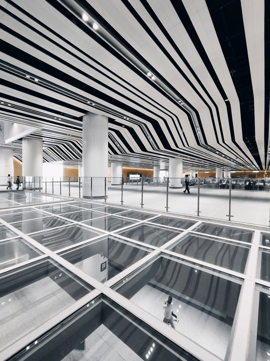 一个黑白相间的建筑 地板上有棋盘图案