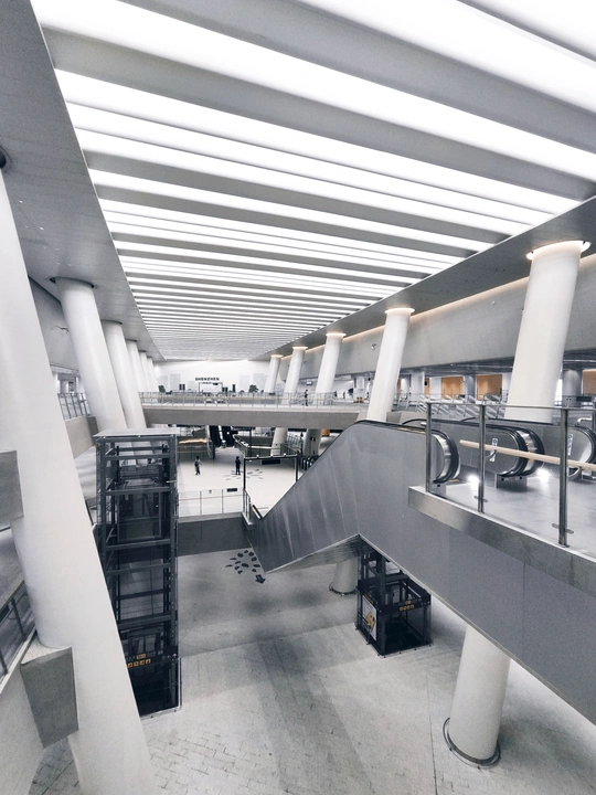 一栋拥有大量地板到天花板窗户的大楼