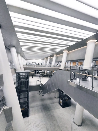 一栋拥有大量地板到天花板窗户的大楼