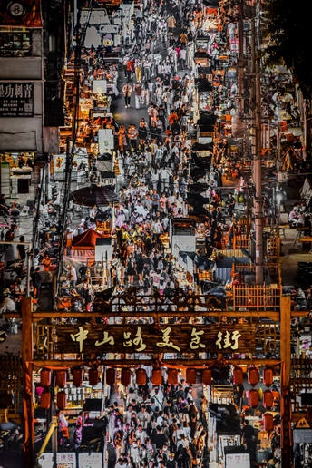 夜晚拥挤的街道上的人群