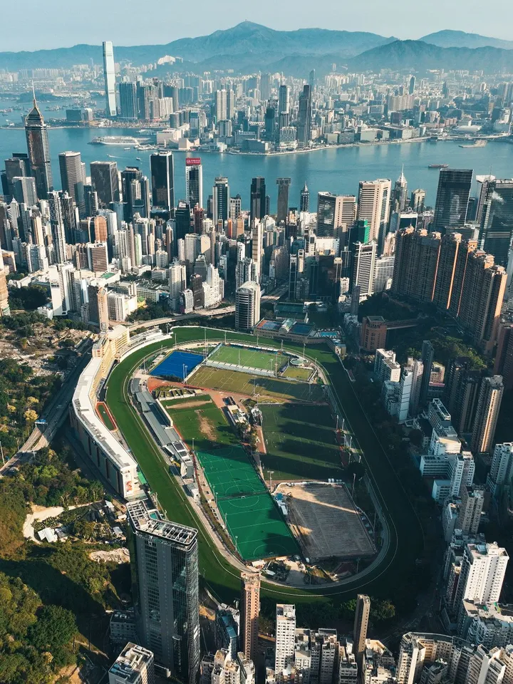 香港太平山顶下的维多利亚港