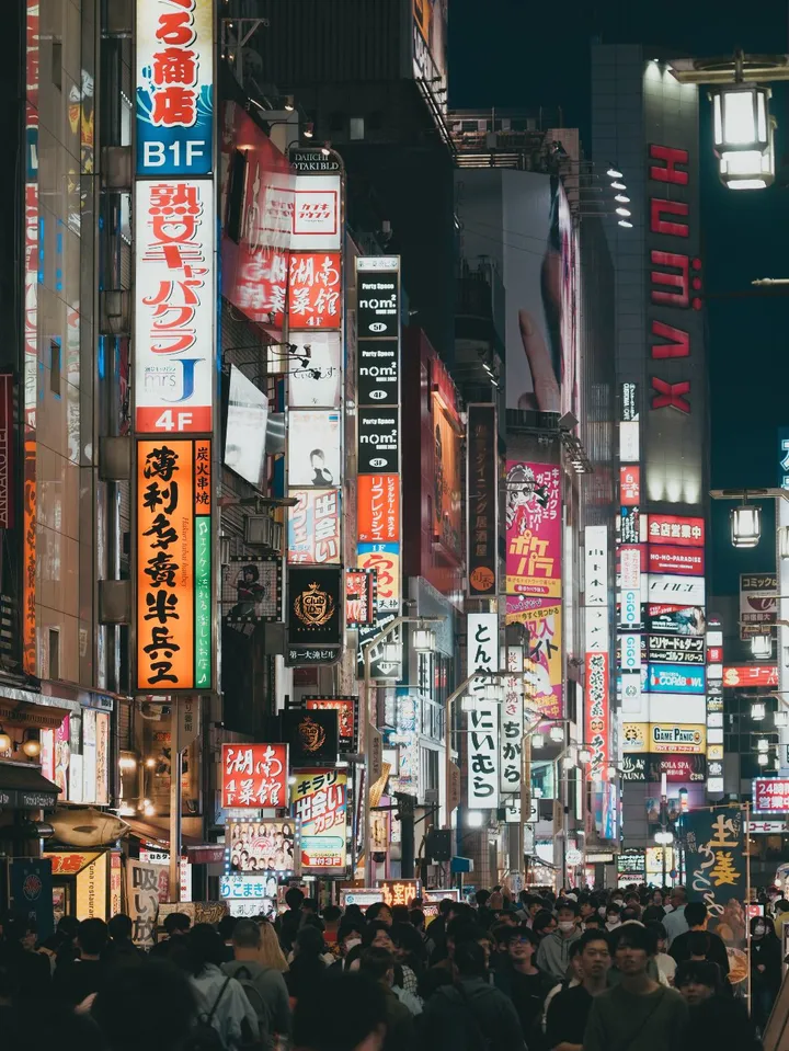 超级繁华的东京新宿歌舞伎町
