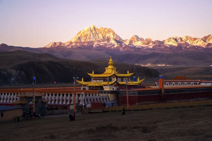 塔公草原上的日照金山