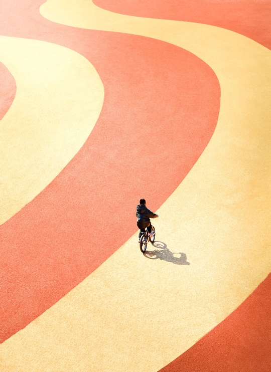 在跑道上骑自行车的人