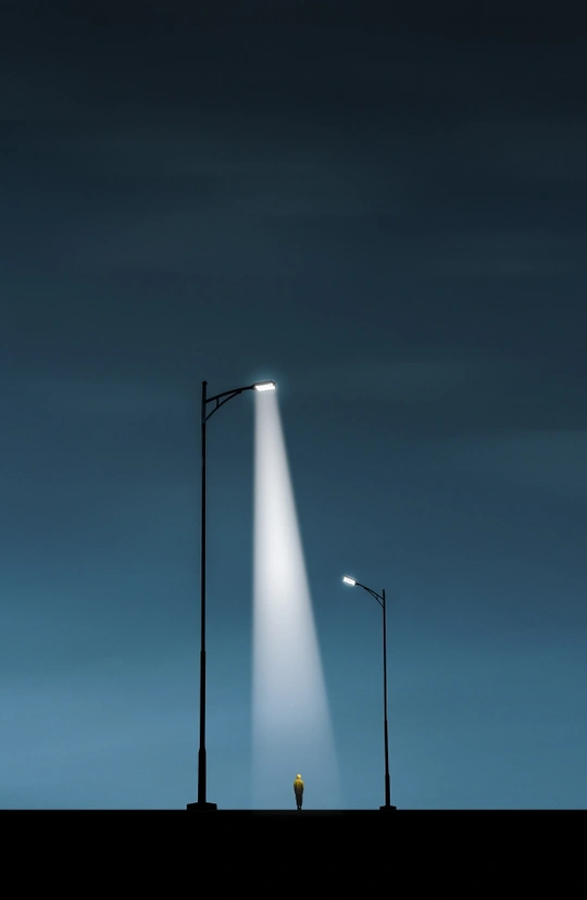 一个男人晚上站在路灯下 天空中有一束明亮的光