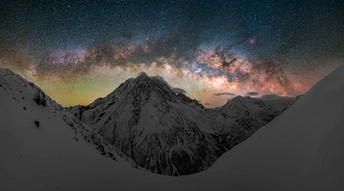 夜晚的雪山星空