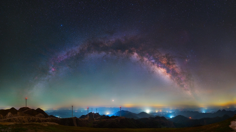 天空中有星星的山上的夜晚