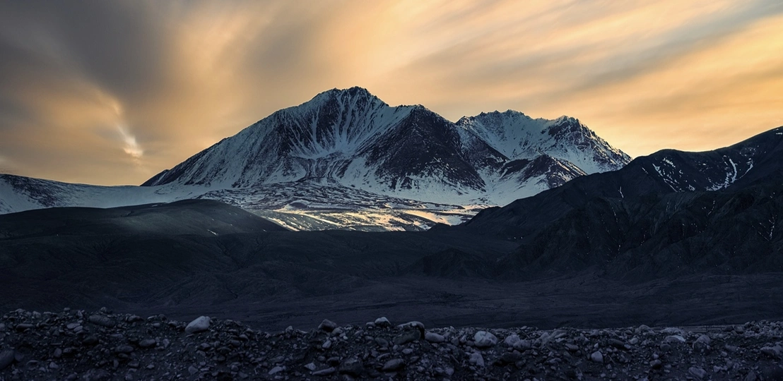 山顶上的日出或日落 云和太阳