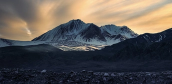 山顶上的日出或日落 云和太阳