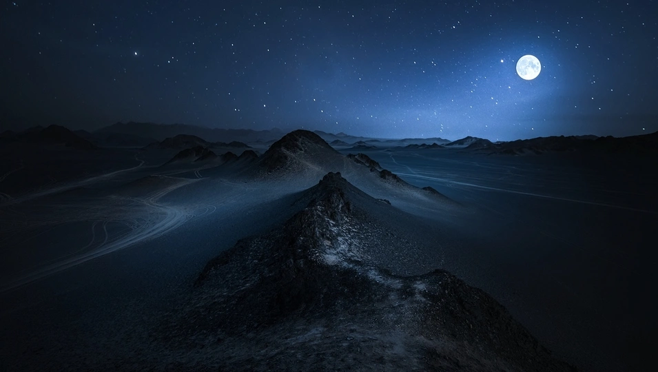 夜晚沙漠全景 满月和星空在黑暗天空中