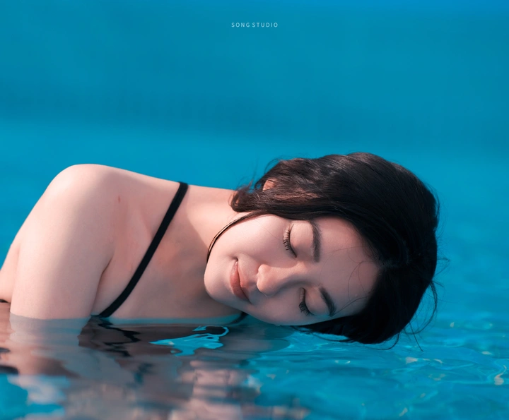 泳池女孩