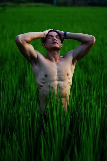 站在一片高草丛中的年轻人