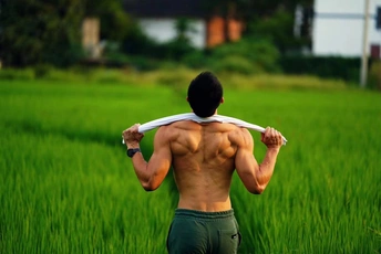 一个肩上扛着冲浪板的男子