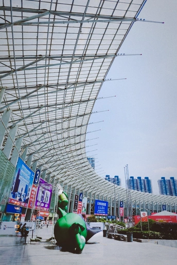 中间有大型绿色雕塑的大型建筑