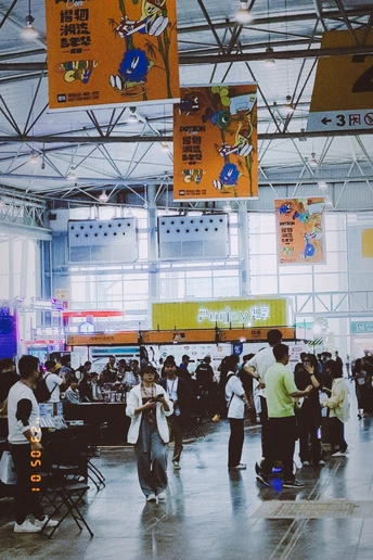 一群人在一座大型建筑里滑板