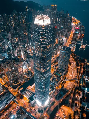 照片是夜晚的城市从高楼的顶部拍摄的。