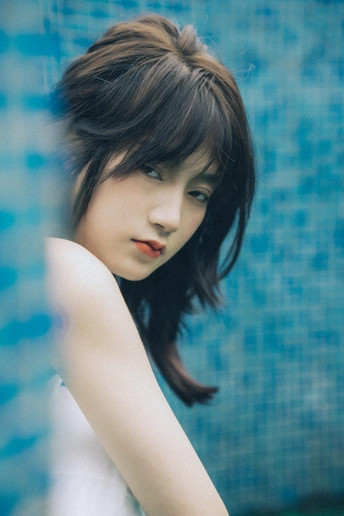 一位头发悬空的年轻女子的肖像