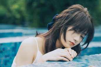 一个年轻女子在水边的游泳池里