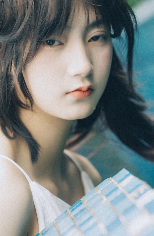 一张脸上表情严肃的年轻女子的画像