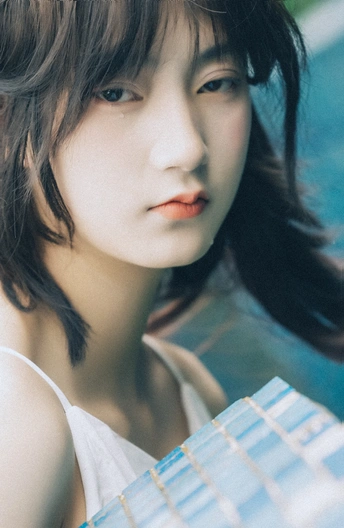 一张脸上表情严肃的年轻女子的画像